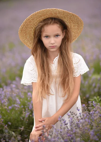 Portret Van Klein Meisje Buiten Zomer — Stockfoto