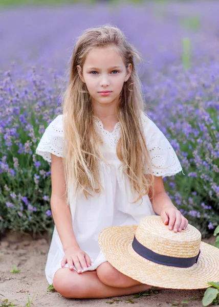 Porträt Eines Kleinen Mädchens Sommer — Stockfoto