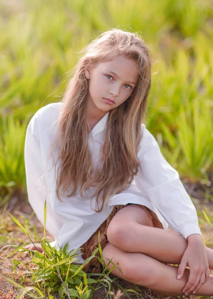 Portret Van Klein Meisje Buiten Zomer — Stockfoto