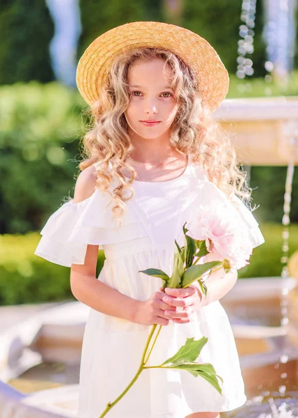 Portret Van Klein Meisje Buiten Zomer — Stockfoto