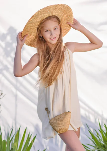 Yazın açık havada küçük bir kızın portresi.