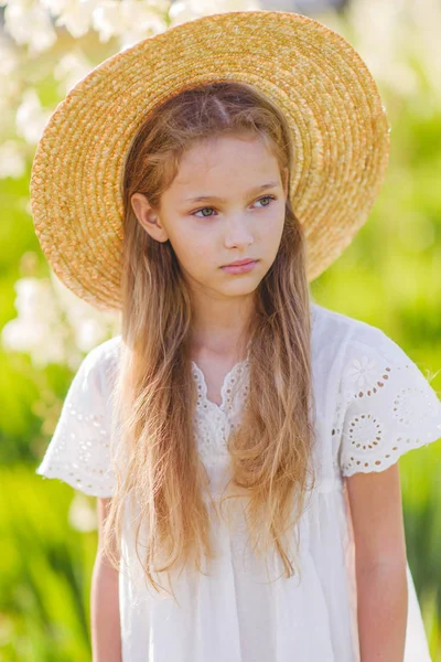 Portret Van Klein Meisje Buiten Zomer — Stockfoto