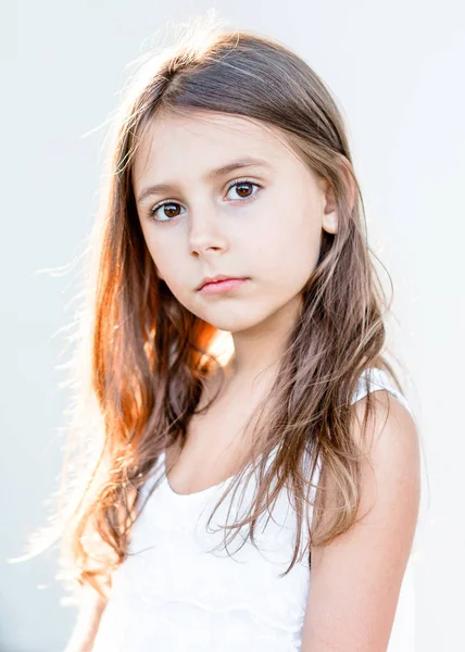 Portret Van Klein Meisje Buiten Zomer — Stockfoto