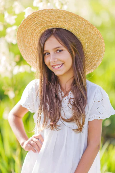 Portret Van Klein Meisje Buiten Zomer — Stockfoto