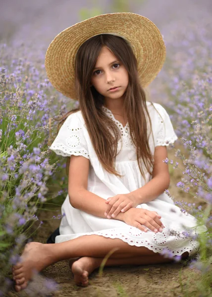 Portret Van Klein Meisje Buiten Zomer — Stockfoto