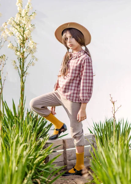 Yazın açık havada küçük bir kızın portresi.