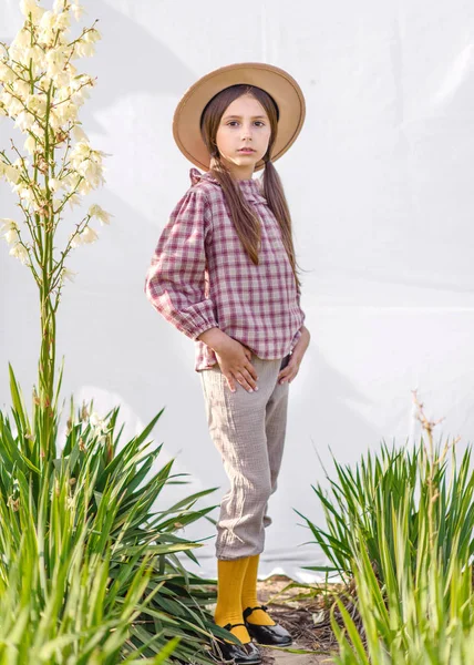 Yazın açık havada küçük bir kızın portresi.