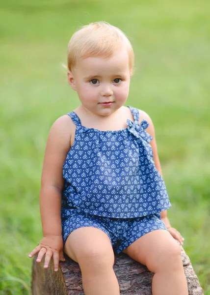 Portret Van Klein Meisje Buiten Zomer — Stockfoto