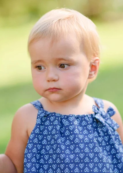 Portret Van Klein Meisje Buiten Zomer — Stockfoto