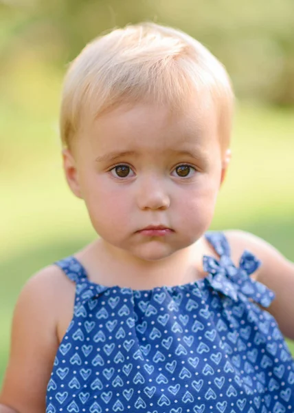 Portret Van Klein Meisje Buiten Zomer — Stockfoto