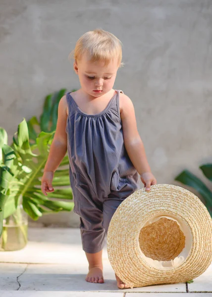 Portret Van Klein Meisje Buiten Zomer — Stockfoto