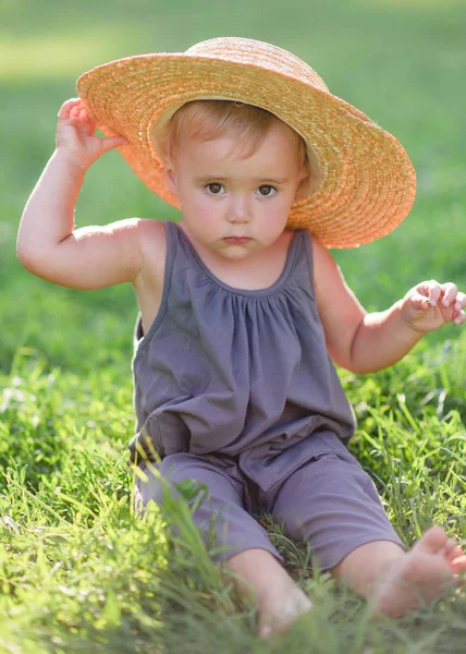 Porträt Eines Kleinen Mädchens Sommer — Stockfoto