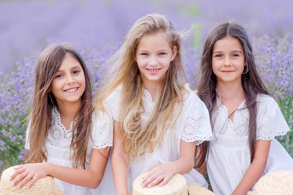 Portret Van Drie Meisjes Vriendinnen Natuur — Stockfoto