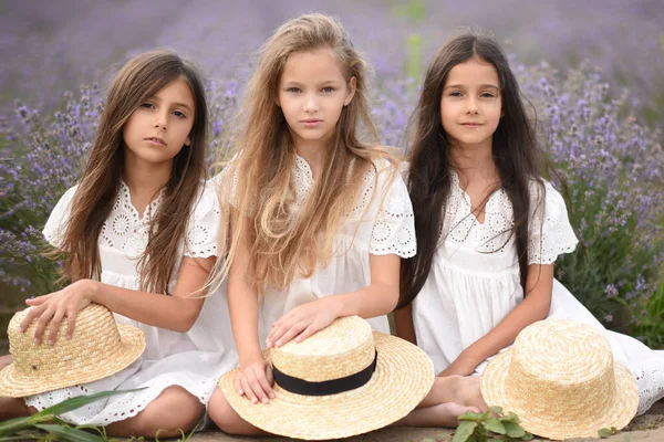 Portret Van Drie Meisjes Vriendinnen Natuur — Stockfoto