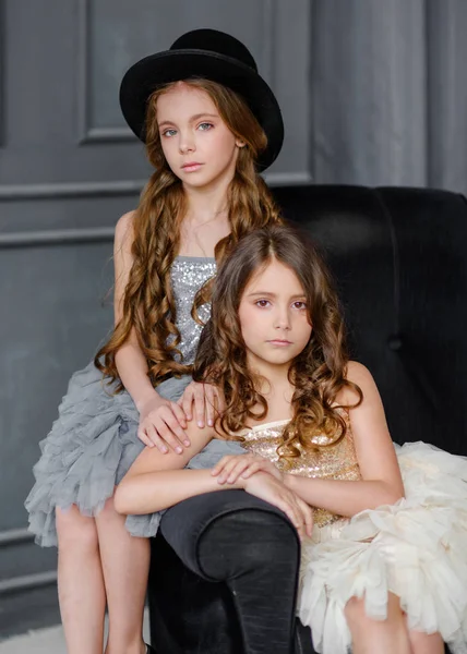 Portret Van Twee Meisjes Van Vriendinnen Een Zomer Aard — Stockfoto