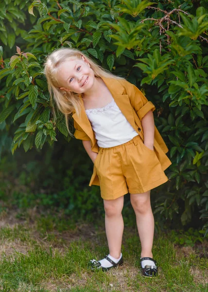 Yazın açık havada küçük bir kızın portresi.