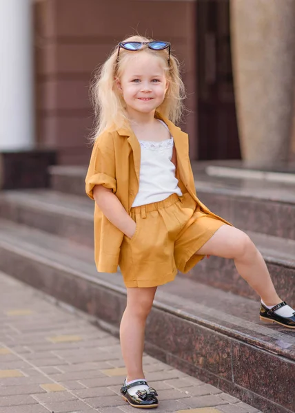 夏の屋外での少女の肖像画 — ストック写真