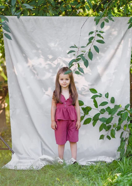 Portret Van Klein Meisje Buiten Zomer — Stockfoto