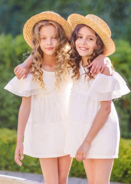 bir yaz doğa üzerindeki Girlfriends iki kız portresi