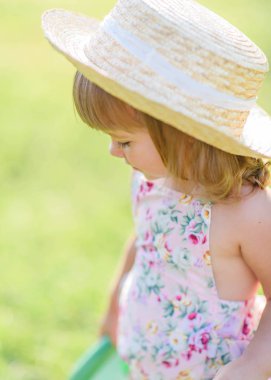 Yazın açık havada küçük bir kızın portresi.