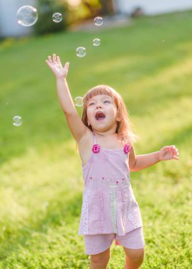 Yazın açık havada küçük bir kızın portresi.