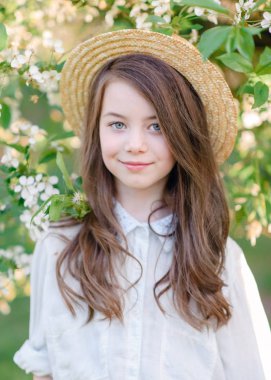 Yazın açık havada küçük bir kızın portresi.