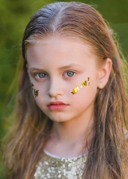 Portret Van Klein Meisje Buiten Zomer — Stockfoto