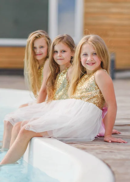 Retrato Tres Chicas Novias Naturaleza —  Fotos de Stock