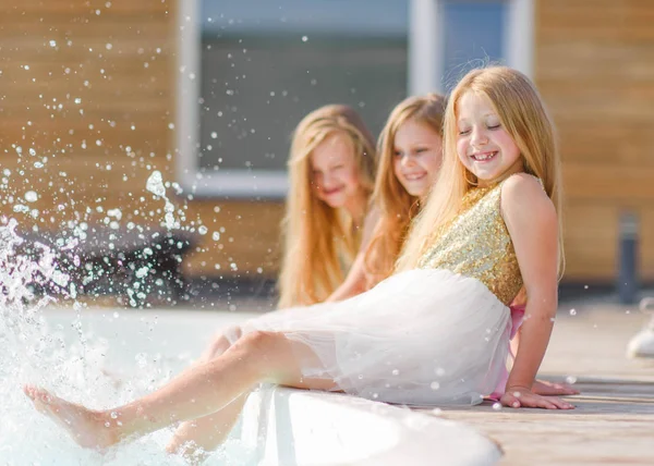 Portret Van Drie Meisjes Vriendinnen Natuur — Stockfoto