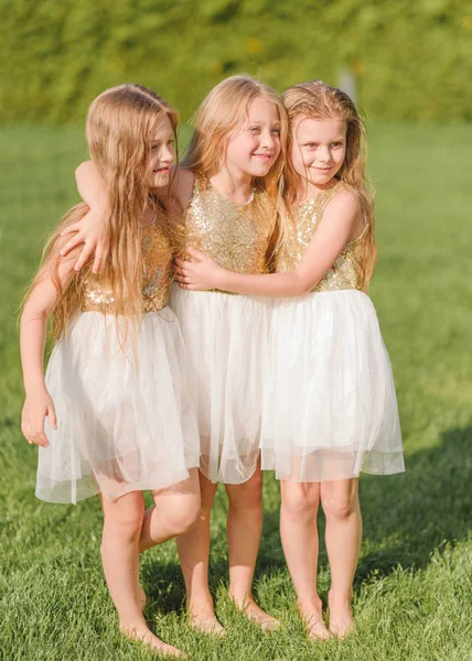 Portrait Three Girls Girlfriends Nature — Stock Photo, Image