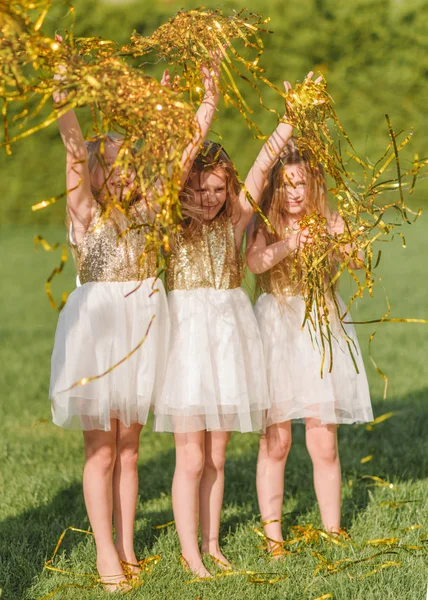 Portret Van Drie Meisjes Vriendinnen Natuur — Stockfoto