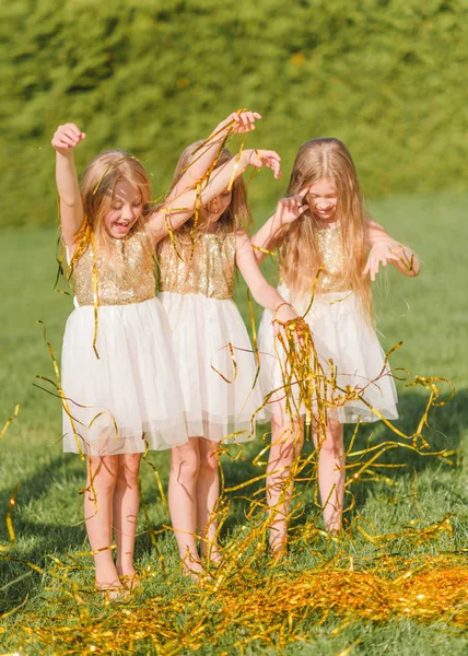 Πορτρέτο Του Τρία Κορίτσια Φίλες Στη Φύση — Φωτογραφία Αρχείου