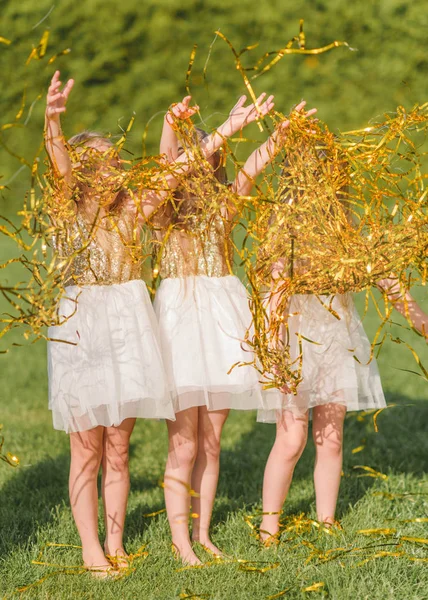 Portret Van Drie Meisjes Vriendinnen Natuur — Stockfoto