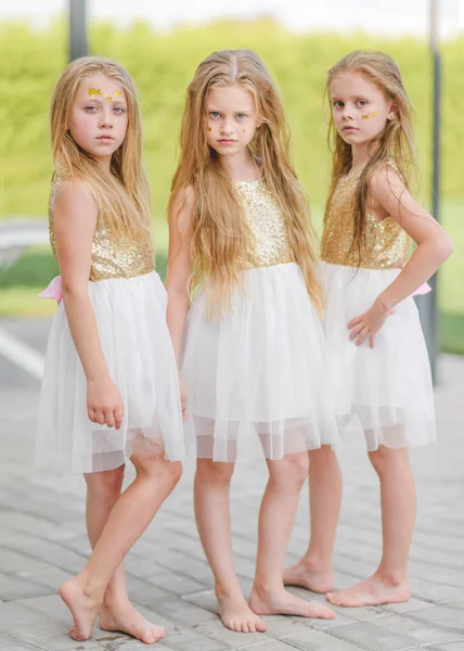 自然中的三个女孩女友的肖像 — 图库照片