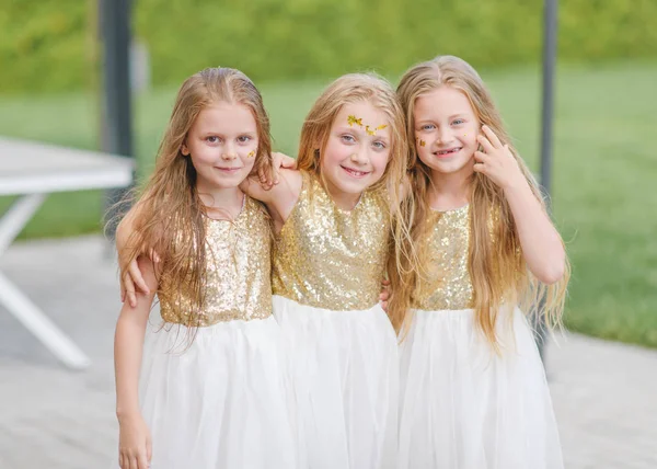 Portrait Three Girls Girlfriends Nature — Stock Photo, Image