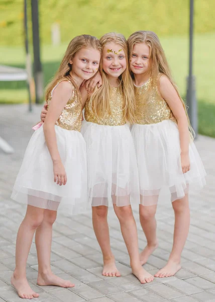 自然中的三个女孩女友的肖像 — 图库照片