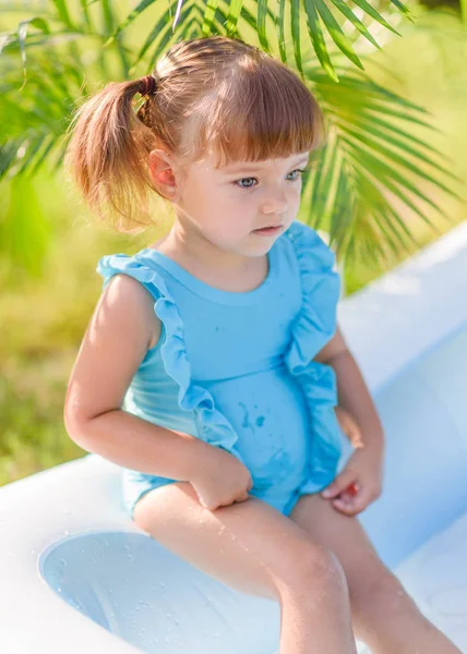 夏の屋外での少女の肖像画 — ストック写真