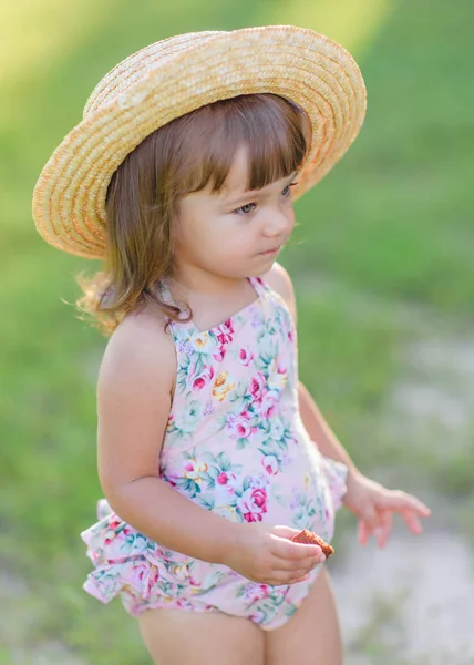 Portret Van Klein Meisje Buiten Zomer — Stockfoto