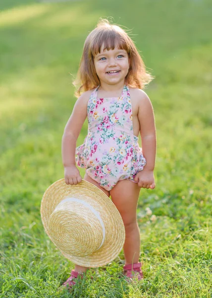 Portret Van Klein Meisje Buiten Zomer — Stockfoto