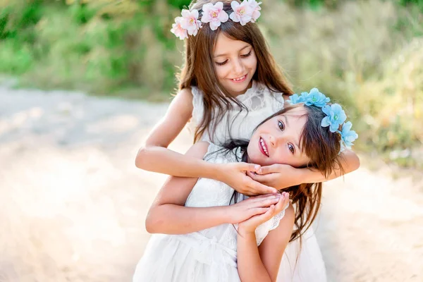 Retrato Duas Meninas Floresta Namoradas — Fotografia de Stock