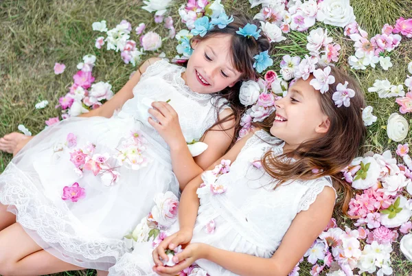 Porträtt Två Flickor Den Skogen Girlfriends — Stockfoto