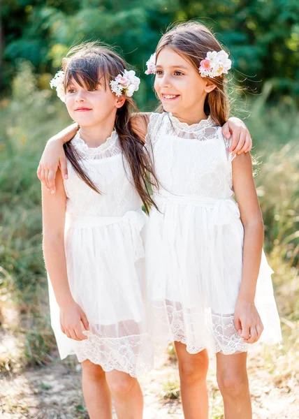 Portrait Deux Filles Dans Les Bois Copines — Photo