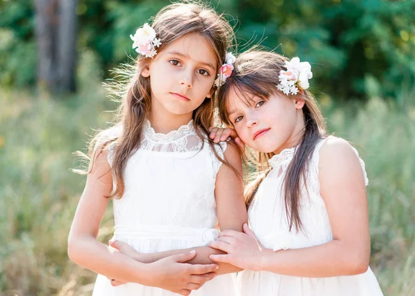 Πορτρέτο Των Δύο Κοριτσιών Δάσος Φίλες — Φωτογραφία Αρχείου