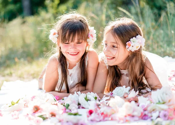 Portrait Deux Filles Dans Les Bois Copines — Photo