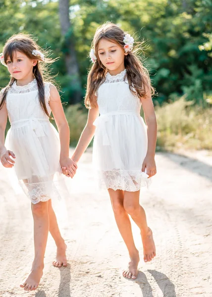 Portrait Deux Filles Dans Les Bois Copines — Photo