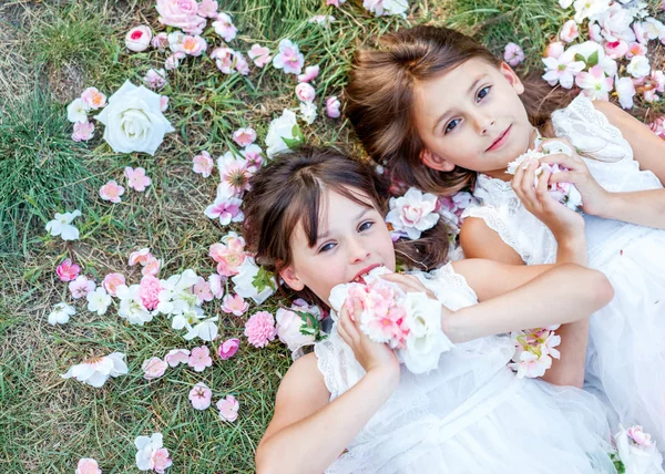 Portrait Deux Filles Dans Les Bois Copines — Photo