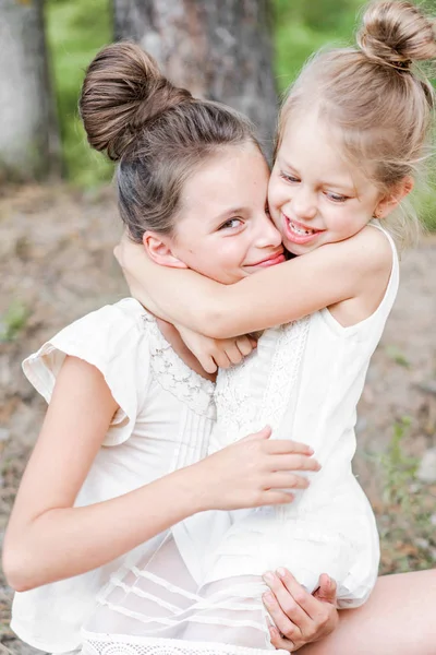 Portrait Deux Filles Dans Les Bois Copines — Photo