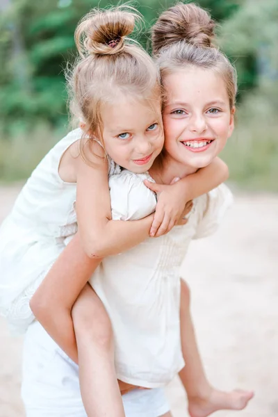 Porträtt Två Flickor Den Skogen Girlfriends — Stockfoto