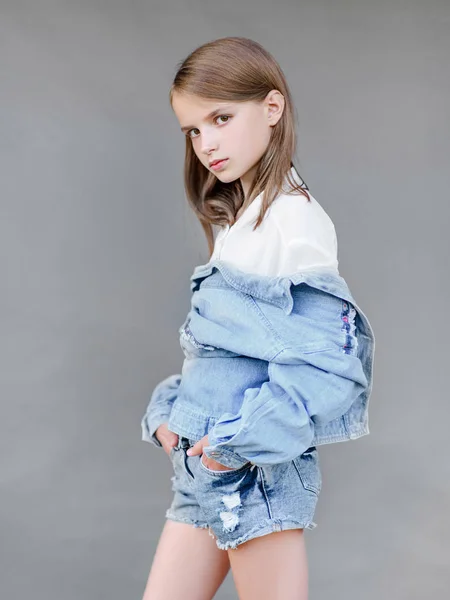 Portret Van Klein Meisje Buiten Zomer — Stockfoto