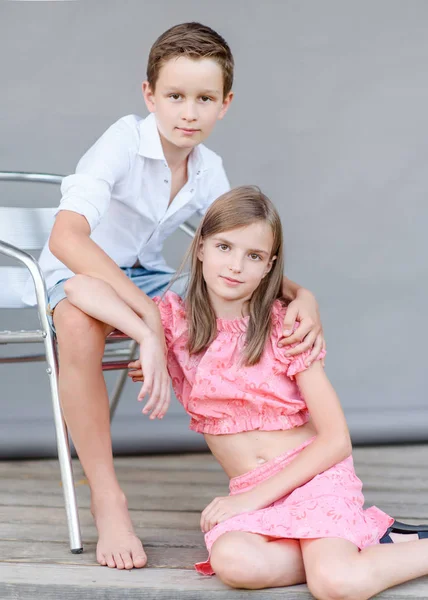 Portret Van Een Jongen Meisje Zomer — Stockfoto